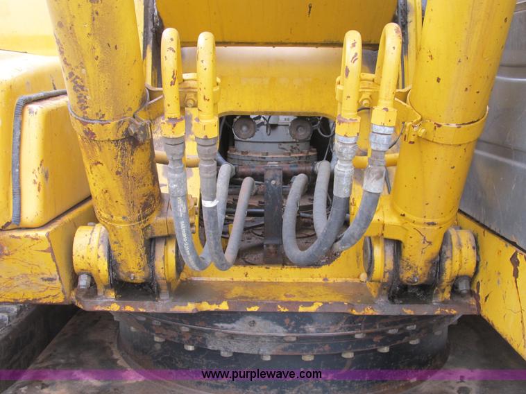 image for item B2863 2006 John Deere 200C-LC excavator