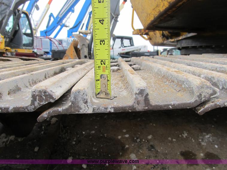 image for item B2863 2006 John Deere 200C-LC excavator