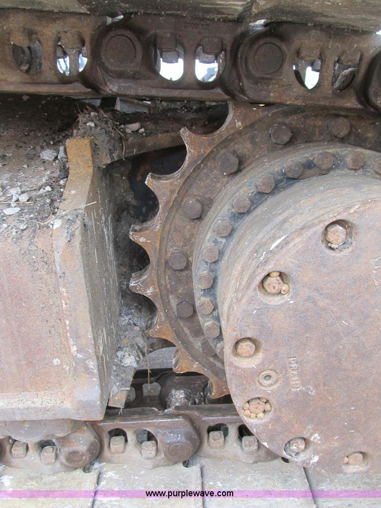 image for item B2863 2006 John Deere 200C-LC excavator