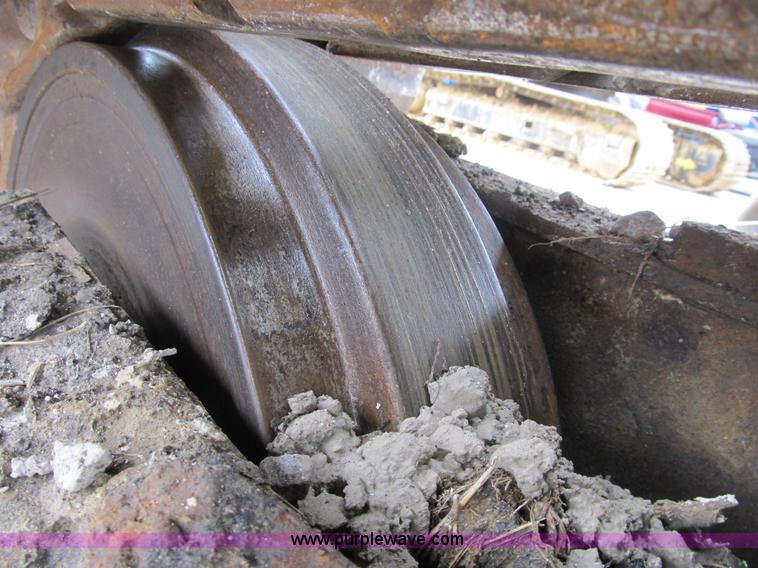 image for item B2863 2006 John Deere 200C-LC excavator