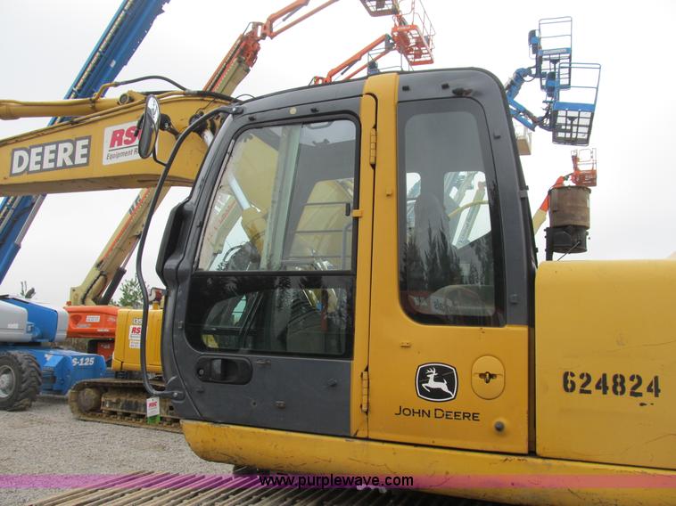 image for item B2863 2006 John Deere 200C-LC excavator