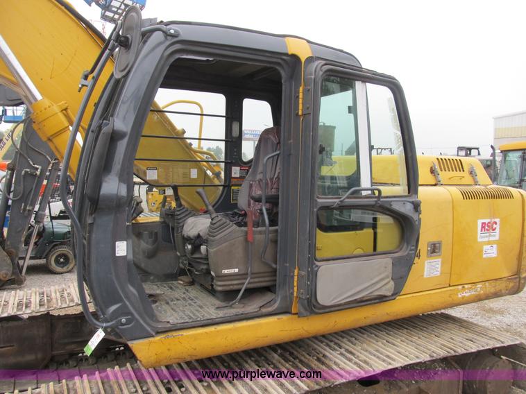 image for item B2863 2006 John Deere 200C-LC excavator