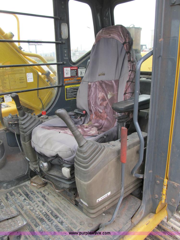 image for item B2863 2006 John Deere 200C-LC excavator