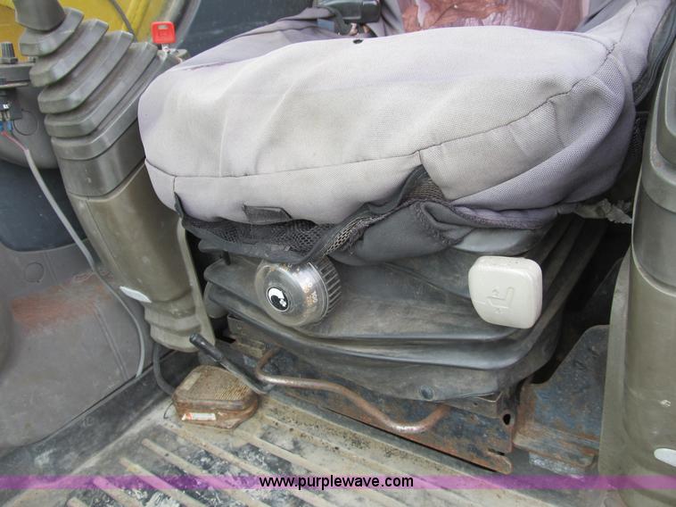 image for item B2863 2006 John Deere 200C-LC excavator