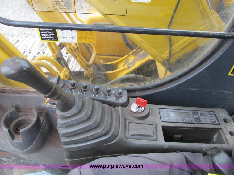 image for item B2863 2006 John Deere 200C-LC excavator