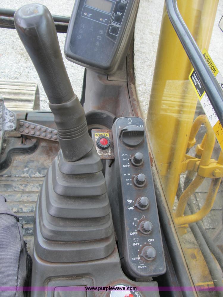 image for item B2863 2006 John Deere 200C-LC excavator