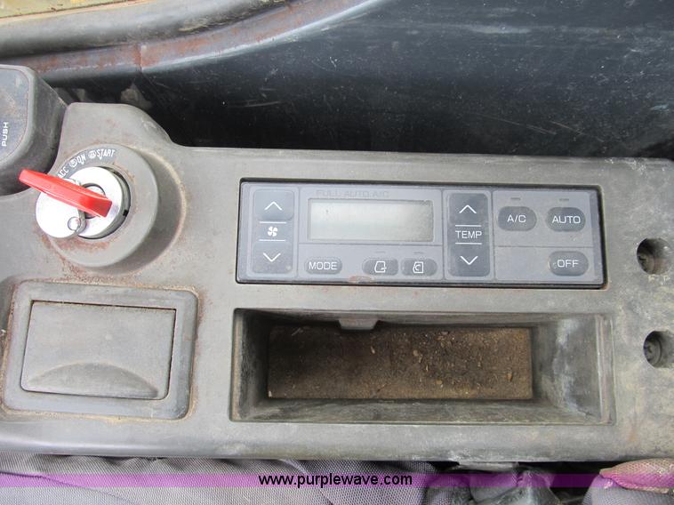 image for item B2863 2006 John Deere 200C-LC excavator