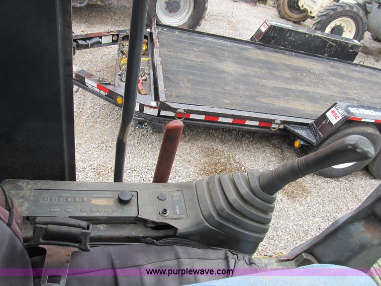 image for item B2863 2006 John Deere 200C-LC excavator