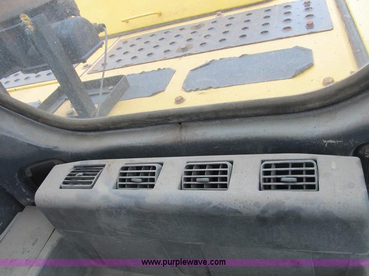 image for item B2863 2006 John Deere 200C-LC excavator