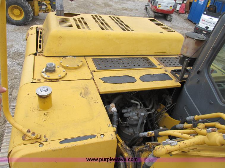 image for item B2863 2006 John Deere 200C-LC excavator