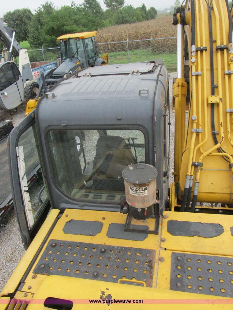 image for item B2863 2006 John Deere 200C-LC excavator