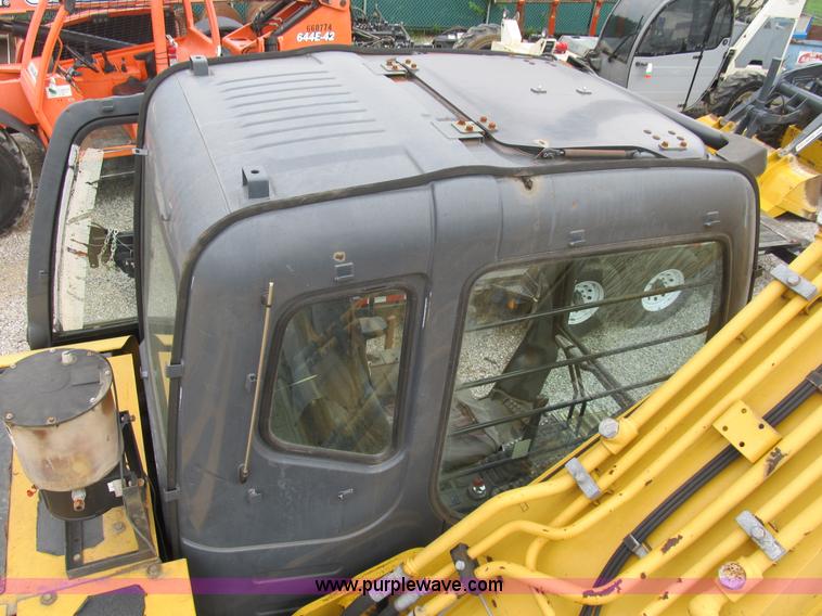 image for item B2863 2006 John Deere 200C-LC excavator