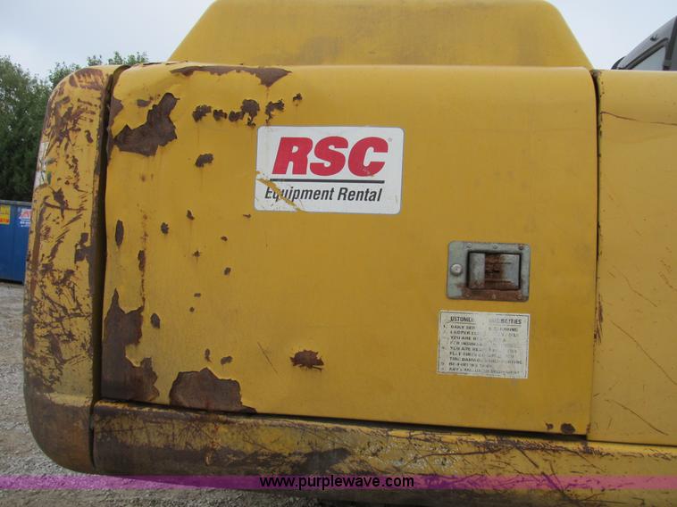 image for item B2863 2006 John Deere 200C-LC excavator