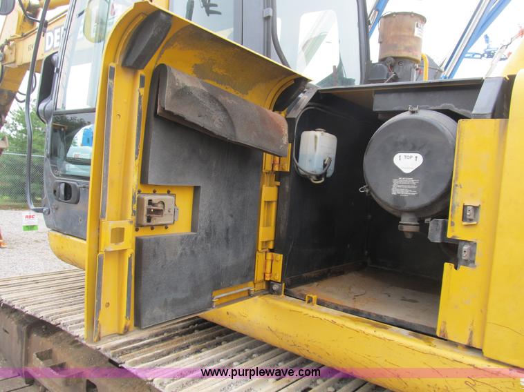 image for item B2863 2006 John Deere 200C-LC excavator