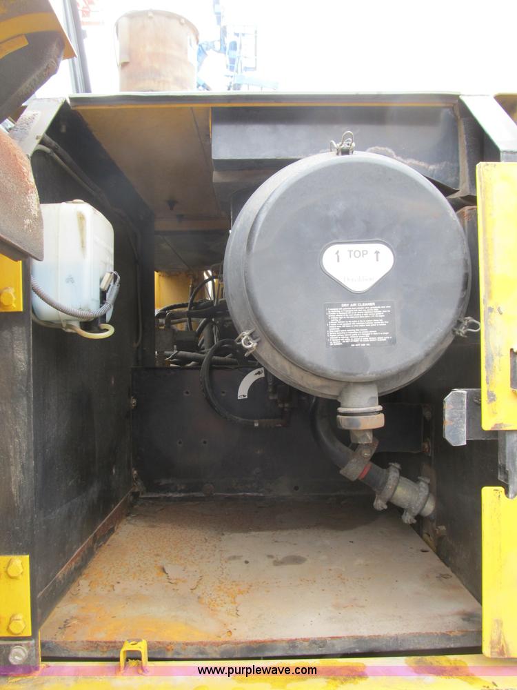 image for item B2863 2006 John Deere 200C-LC excavator