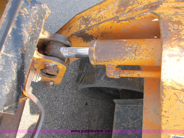 image for item B2866 2006 Mustang MTL20 track skid steer