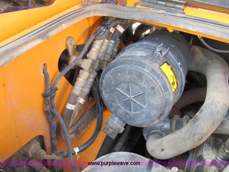 image for item B2866 2006 Mustang MTL20 track skid steer