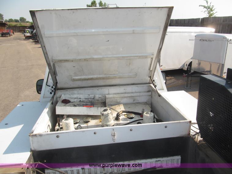 image for item B5209 2006 Ford F550 XL Super Duty service truck