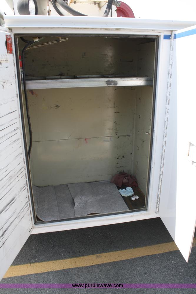 image for item B6875 2004 Ford F550 XL Super Duty service truck