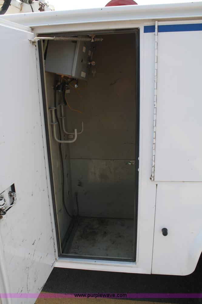 image for item B6875 2004 Ford F550 XL Super Duty service truck