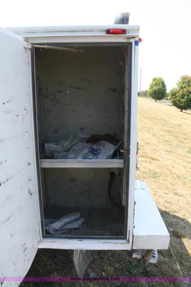 image for item B6875 2004 Ford F550 XL Super Duty service truck