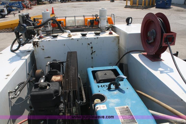 image for item B6875 2004 Ford F550 XL Super Duty service truck