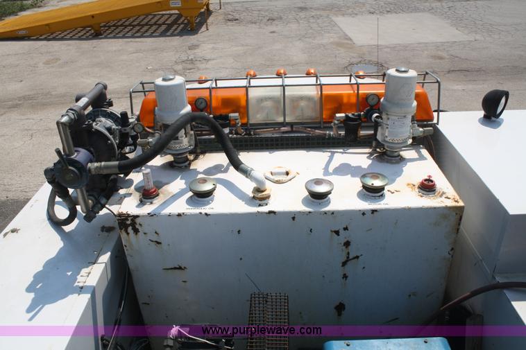 image for item B6875 2004 Ford F550 XL Super Duty service truck