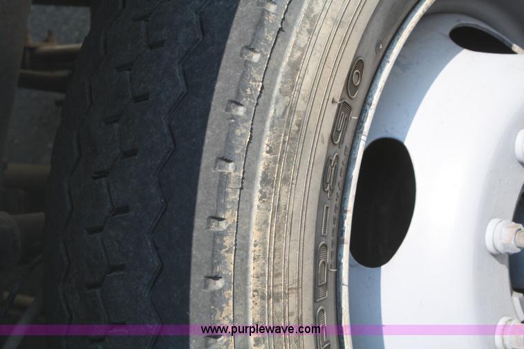 image for item B6875 2004 Ford F550 XL Super Duty service truck