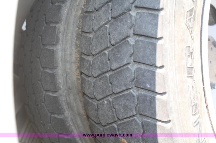 image for item B6875 2004 Ford F550 XL Super Duty service truck