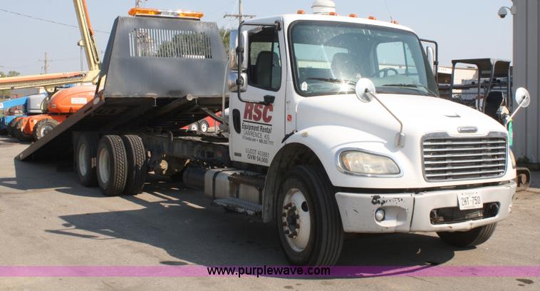 image for item B6876 2006 Freightliner Business Class M2 rollback truck