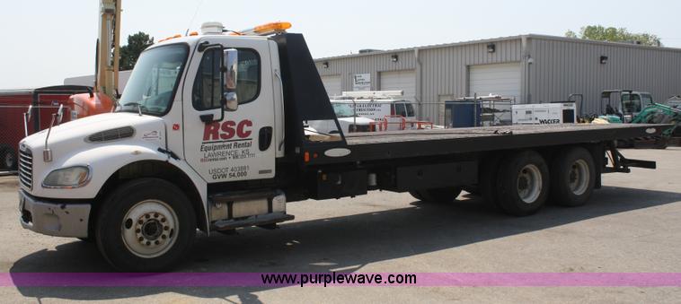 image for item B6876 2006 Freightliner Business Class M2 rollback truck