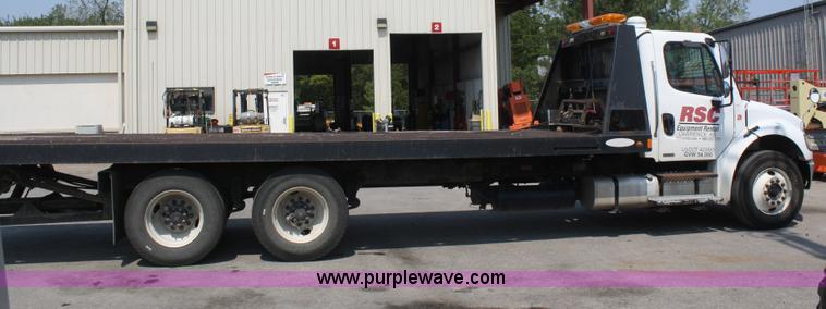 image for item B6876 2006 Freightliner Business Class M2 rollback truck