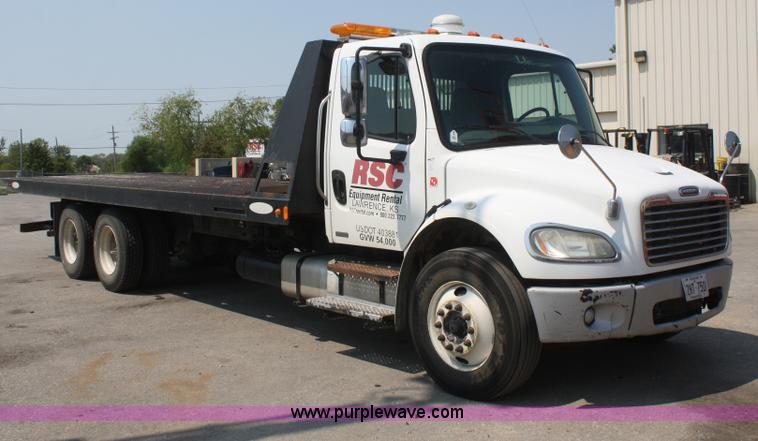 image for item B6876 2006 Freightliner Business Class M2 rollback truck
