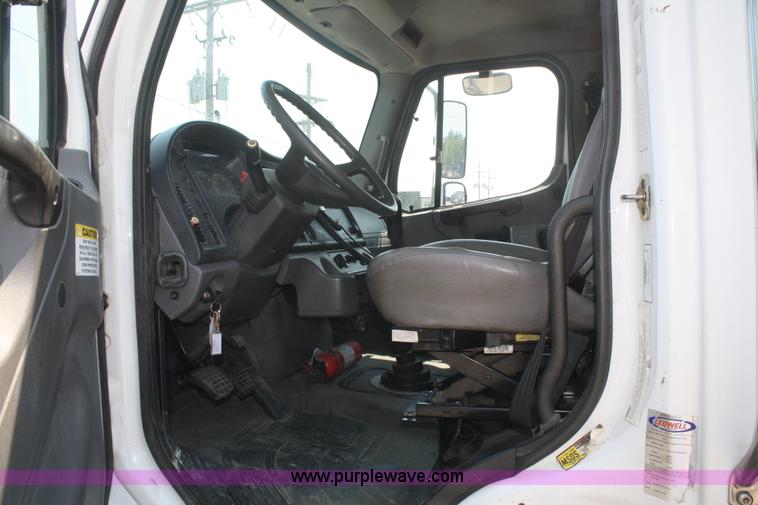 image for item B6876 2006 Freightliner Business Class M2 rollback truck