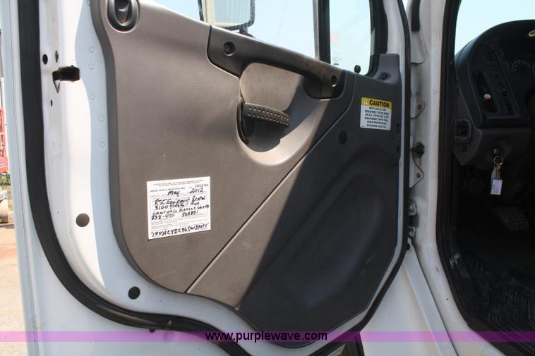 image for item B6876 2006 Freightliner Business Class M2 rollback truck