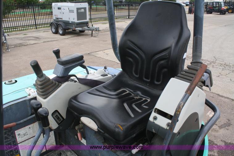 image for item B6920 2006 IHI 35NX2 mini excavator