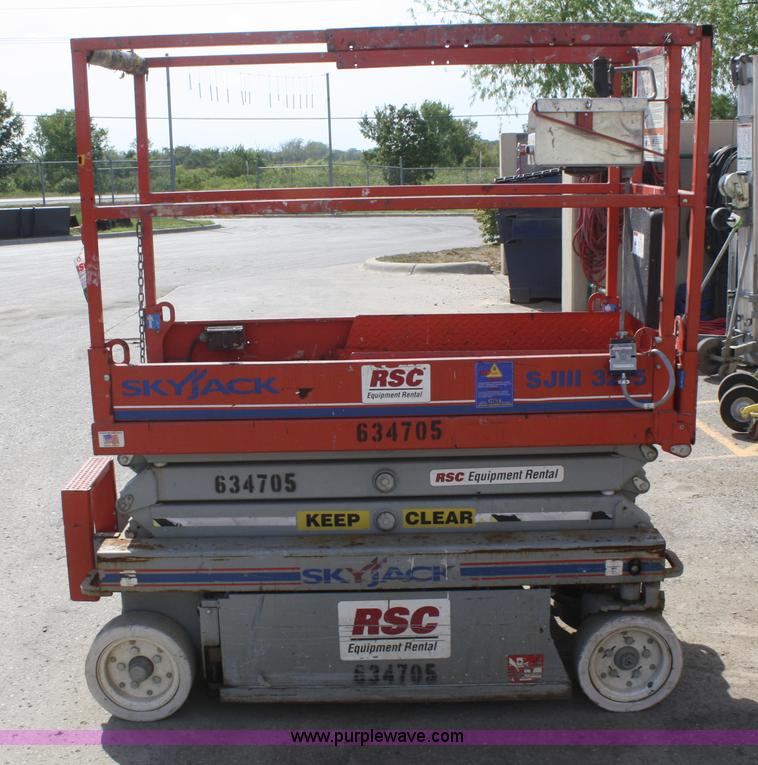 image for item B6924 2006 Skyjack SJ-III 3215 electric scissor lift