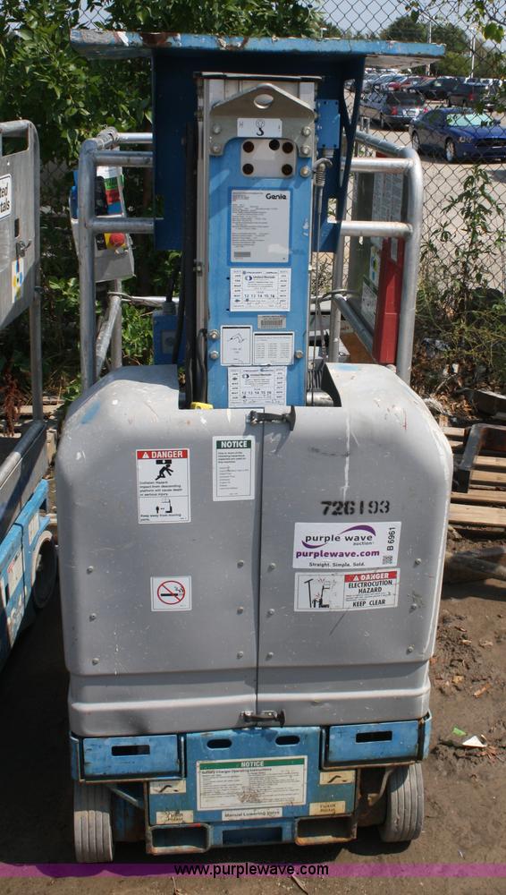 image for item B6961 2005 Genie GR12 vertical lift