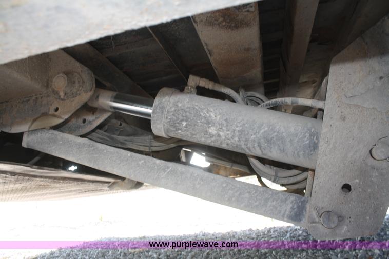 image for item B6965 2005 Trail King Hydra-Tail trailer