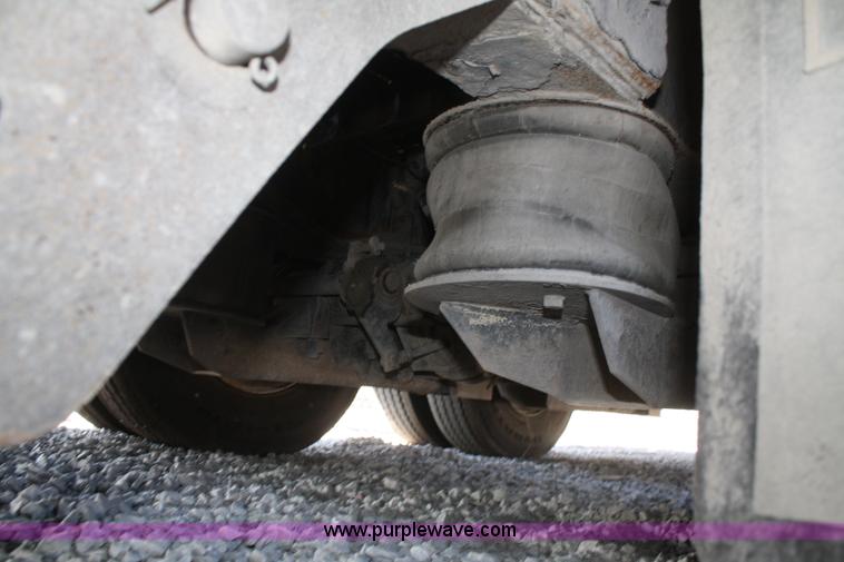 image for item B6965 2005 Trail King Hydra-Tail trailer