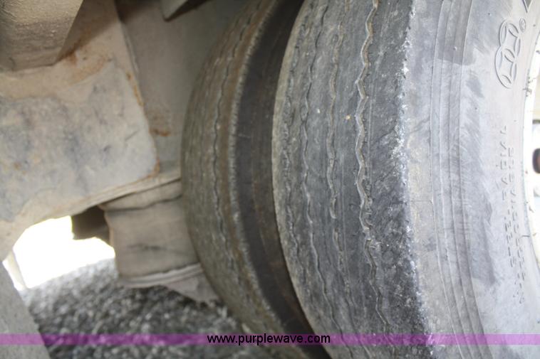 image for item B6965 2005 Trail King Hydra-Tail trailer