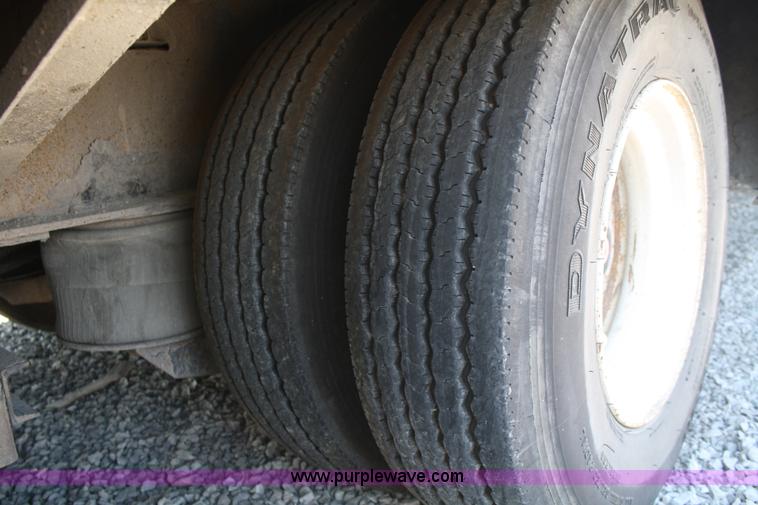 image for item B6965 2005 Trail King Hydra-Tail trailer