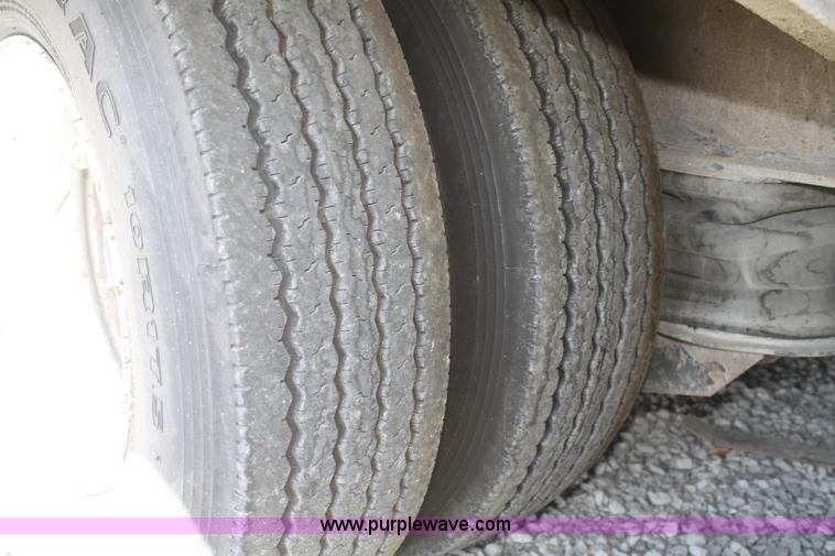 image for item B6965 2005 Trail King Hydra-Tail trailer