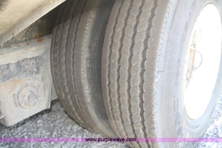 image for item B6965 2005 Trail King Hydra-Tail trailer