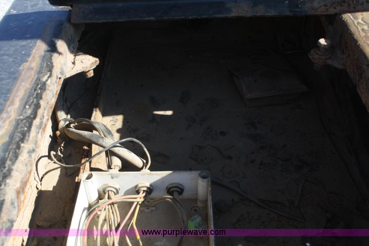 image for item B6965 2005 Trail King Hydra-Tail trailer