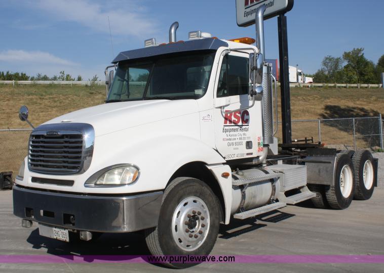 image for item B6966 2005 Freightliner Columbia semi truck