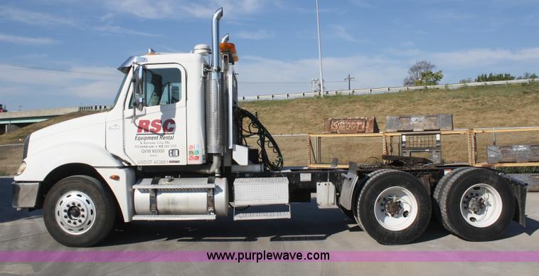 image for item B6966 2005 Freightliner Columbia semi truck