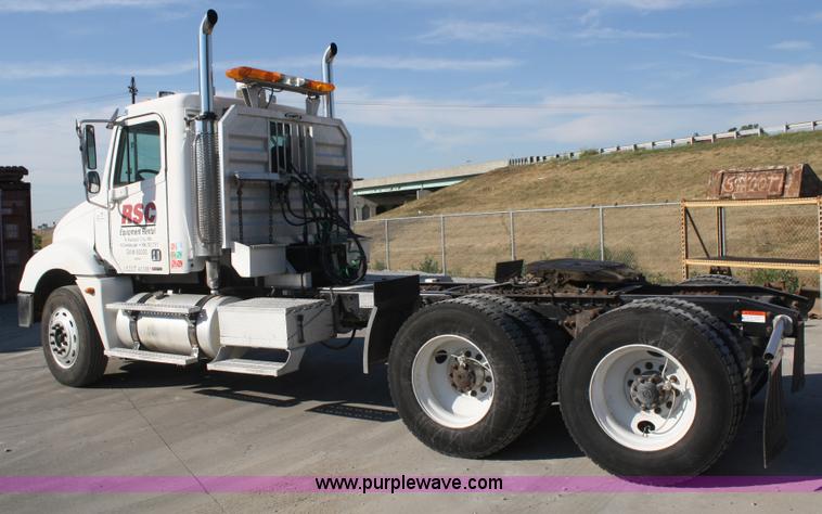 image for item B6966 2005 Freightliner Columbia semi truck
