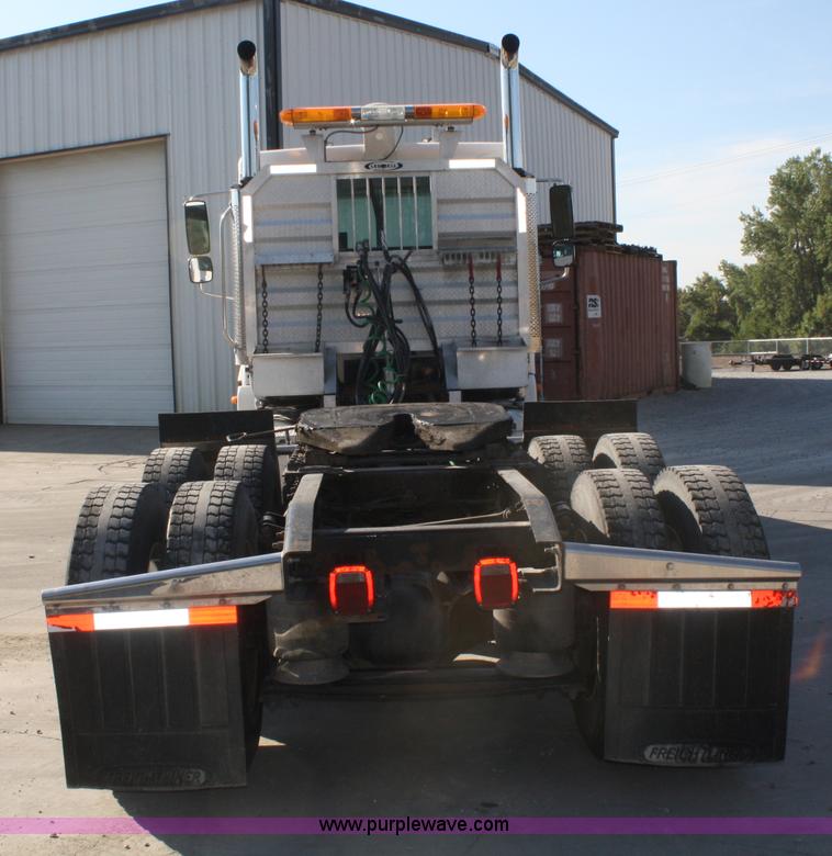 image for item B6966 2005 Freightliner Columbia semi truck