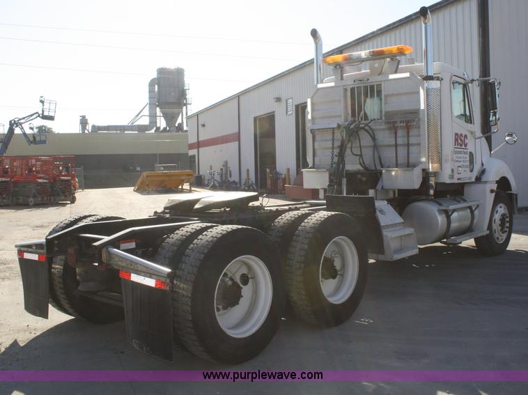 image for item B6966 2005 Freightliner Columbia semi truck